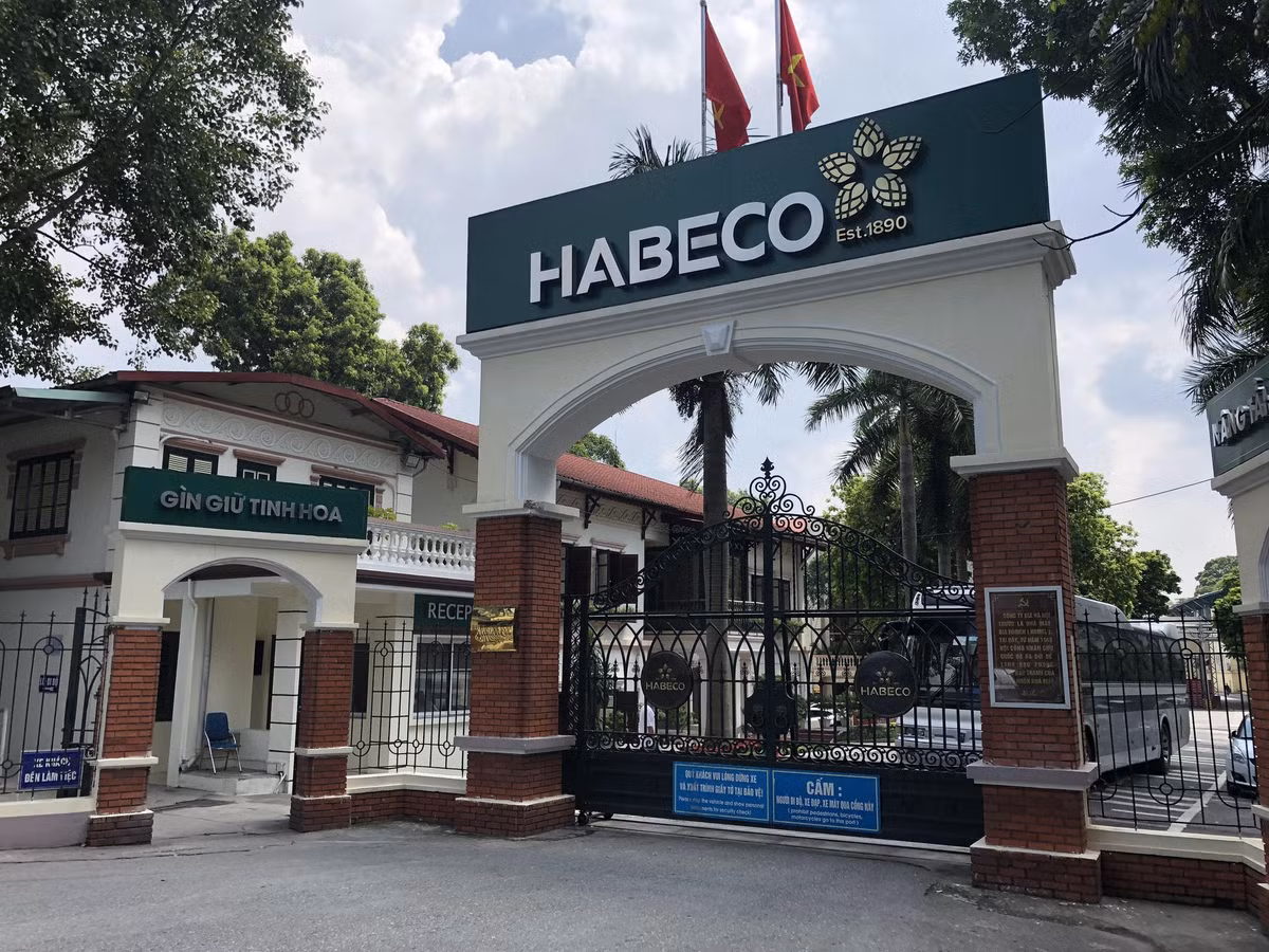 Nhà máy Bia Hà Nội – Tổng công ty CP Bia - Rượu- Nước giải khát Hà Nội (183 Hoàng Hoa Thám, quận Ba Đình): Theo Quy hoạch phân khu đô thị UBND TP phê duyệt tại Quyết định số 1359 ngày 19/3/2021 khu đất có chức năng: Đất hỗn hợp + Công cộng + Trường THPT + Cây xanh + nhà ở + bãi đỗ xe. Ưu tiên bố trí các chức năng thương mại dịch vụ, công cộng, công trình hạ tầng xã hội.