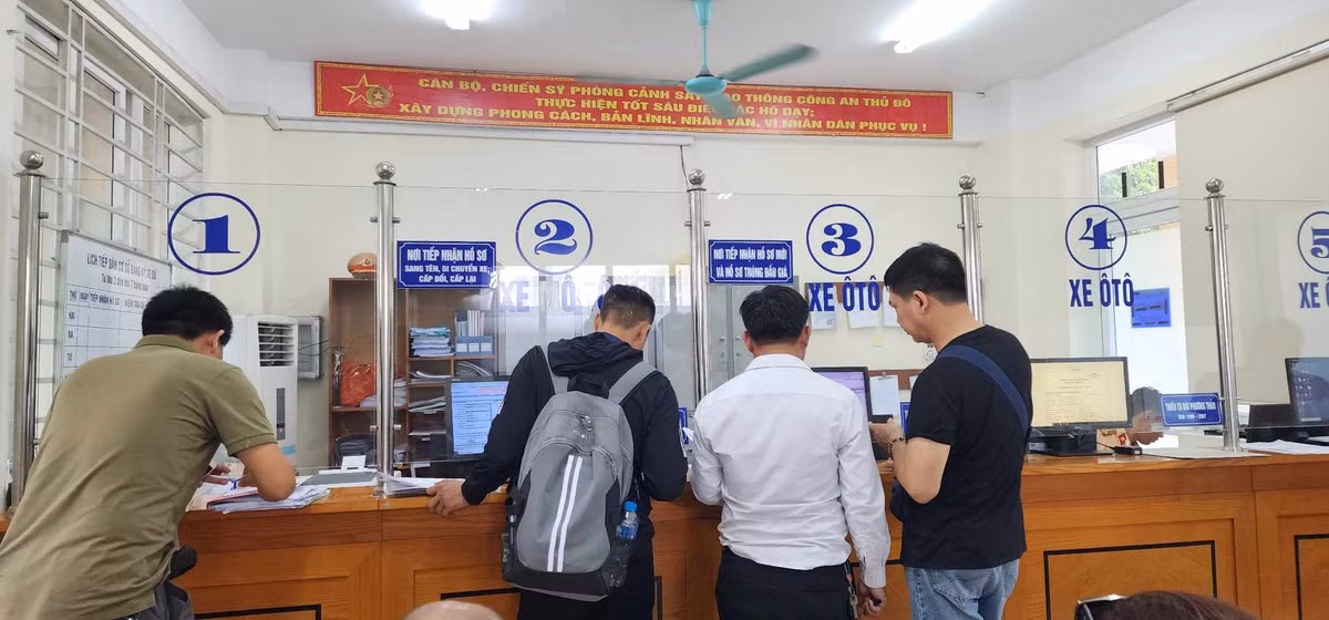 Nhiều thắc mắc sau ngày đầu đăng ký biển số xe định danh Nhieu thac mac sau ngay dau dang ky bien so xe dinh danh