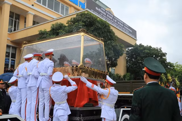 Với ý chí, bản lĩnh, tâm huyết và sự quyết tâm, tác phong lãnh đạo quyết liệt, sâu sát, thẳng thắn, luôn trăn trở nghiên cứu, tìm tòi những cách làm sáng tạo, đồng chí Lê Văn Thành đã có những đóng góp xứng đáng vào quá trình hoạch định và tổ chức thực hiện đường lối, xây dựng và phát triển đất nước do Đảng ta khởi xướng và lãnh đạo, để lại nhiều bài học hay, kinh nghiệm quý báu cho các thế hệ sau học tập và noi theo, nhất là đối với Thành phố Hải Phòng. Ảnh VGP/Đức Tuân.