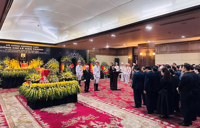 Đồng chí Lê Văn Thành, sinh ngày 20 tháng 10 năm 1962, tại xã Tân Liên, huyện Vĩnh Bảo, thành phố Hải Phòng, phát huy truyền thống yêu nước của gia đình và quê hương, đồng chí Lê Văn Thành đã tích cực học tập, lao động cống hiến hết mình cho sự nghiệp xây dựng và bảo vệ Tổ quốc. Ảnh VGP/Đức Tuân.