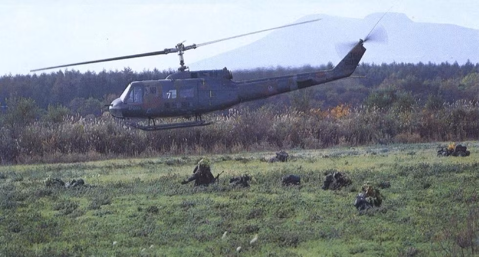 Loại trực thăng hiện đại nhất của JSDF thời bấy giờ là các máy bay UH-1H. Còn hiện nay họ đã có loại AH-64 hay AH-1 hiện đại hơn, thậm chí là tự chế tạo được trực thăng trinh sát/tấn công Ninja.