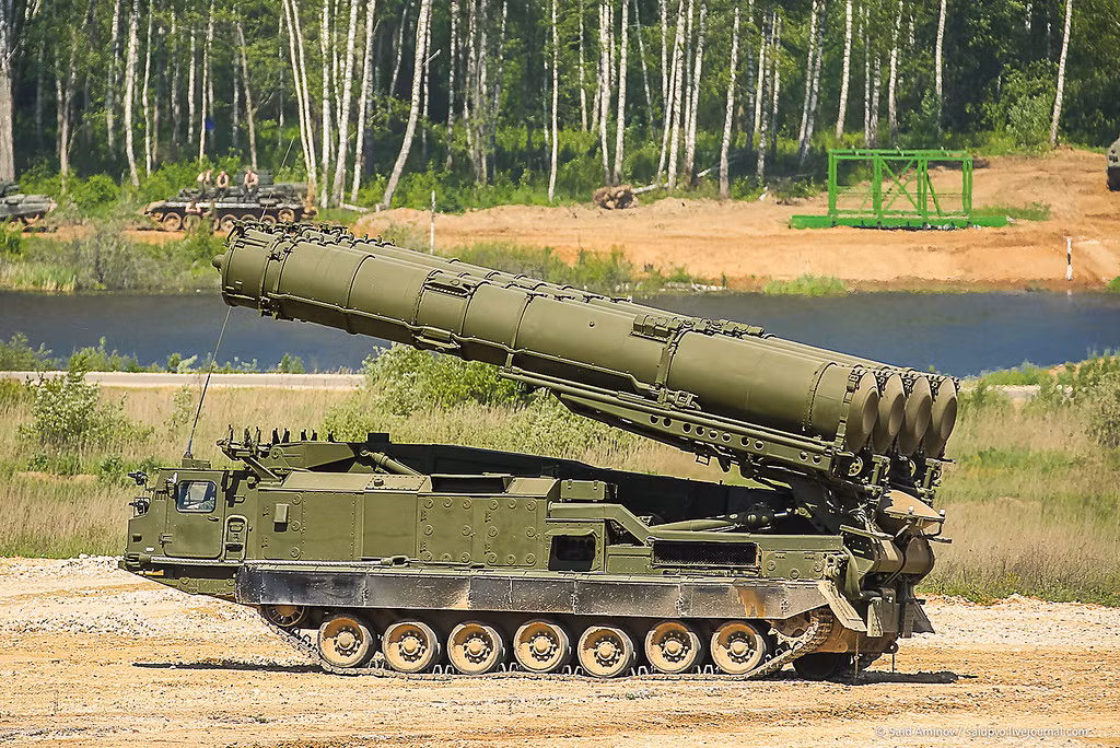 “Tên lửa S-300 có khả năng tiêu diệt các tên lửa hành trình cận âm như Tomahawk (Mỹ), cũng như tên lửa đạn đạo”, ông Evseev cho biết thêm. Đến đây chúng ta có thể hiểu được đối tượng tác chiến chính của S-300V4 và S-400 của Nga tại Syria, đó là ai?