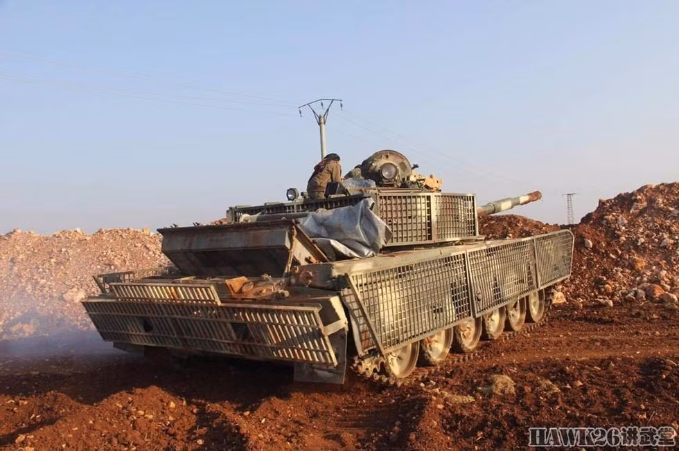 Xe tăng T-72 cũng được “độ” giáp lồng để đối phó với RPG và TOW.
