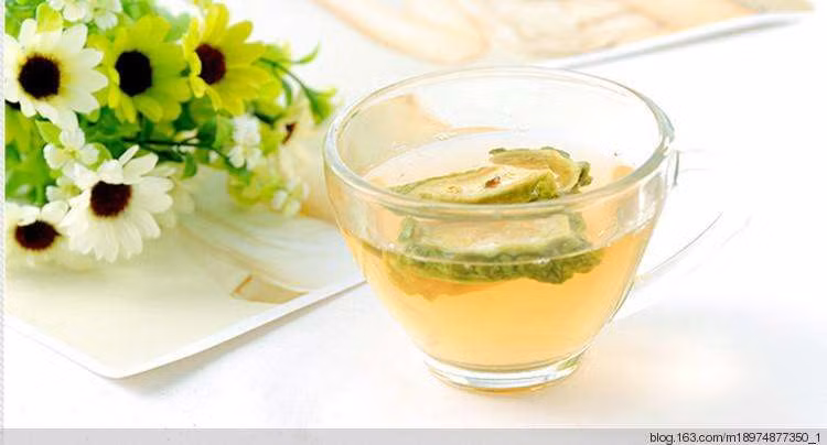Trà mướp đắng: Với việc sử dụng máy tính và điện thoại di động nhiều cơ thể có thể bị nhiễm bức xạ, thường xuyên uống trà mướp đắng có tác dụng giảm cơ thể chống lại bức xạ, tăng cường sức đề kháng cho mắt, giảm nguy cơ viêm giác mạc, viêm kết mạc. Ảnh: 360doc.