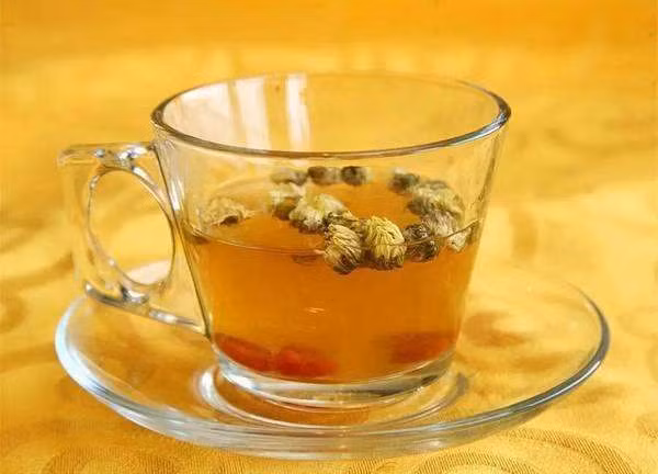 Nếu ai da mẫn cảm nên uống trà mật ong vào mùa Thu và mùa Đông để giảm nguy cơ bị dị ứng thời tiết. Ngoài ra, trước khi đi ngủ bạn có thể uống một cốc trà mật ong với chút giấm trắng sẽ giúp làm sạch đường ruột, tăng cường tiêu hóa. Ảnh:qq.