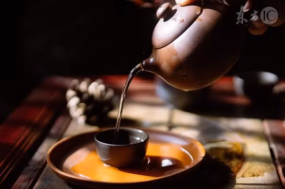 Để tránh mắc các bệnh thời điểm giao mùa, đặc biệt là cảm cúm thì đây là thời điểm thích hợp uống trà hoàng cầm để tăng cường hệ miễn dịch. Thức uống này an toàn, không có tác dụng phụ, trẻ con cũng có thể uống được. Ảnh: sina.