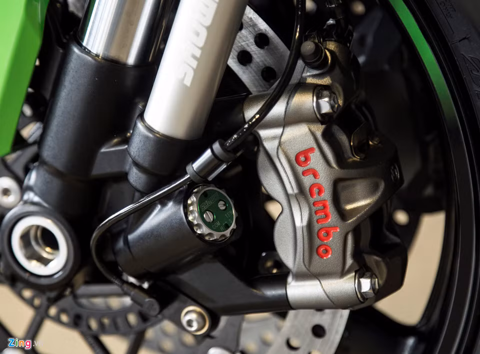 Kẹp phanh Brembo bốn piston, đúc bằng nhôm nhằm giảm trọng lượng.
