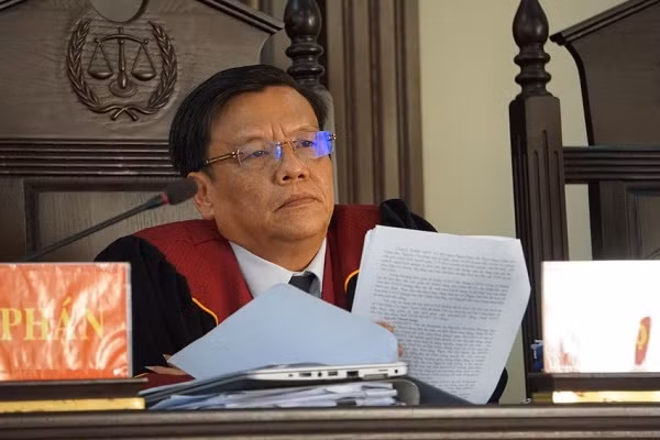 Xét xử 2 cán bộ thuế An Giang: Người thừa nhận hám lợi - Hình 2 Xet xu 2 can bo thue An Giang: Nguoi thua nhan ham loi-Hinh-2