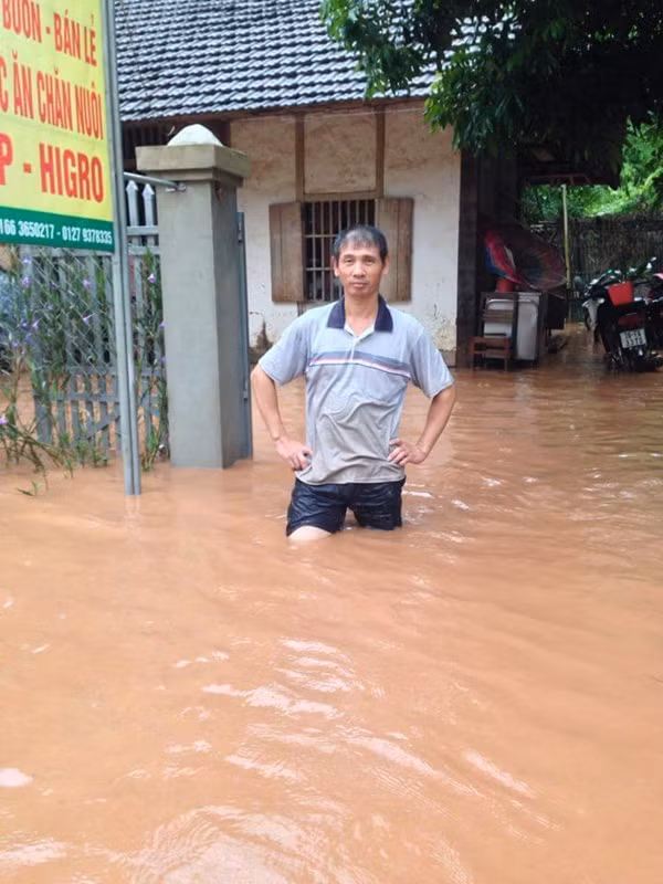 Đến chiều 14/8, nước lũ mới bắt đầu có dấu hiệu giảm.