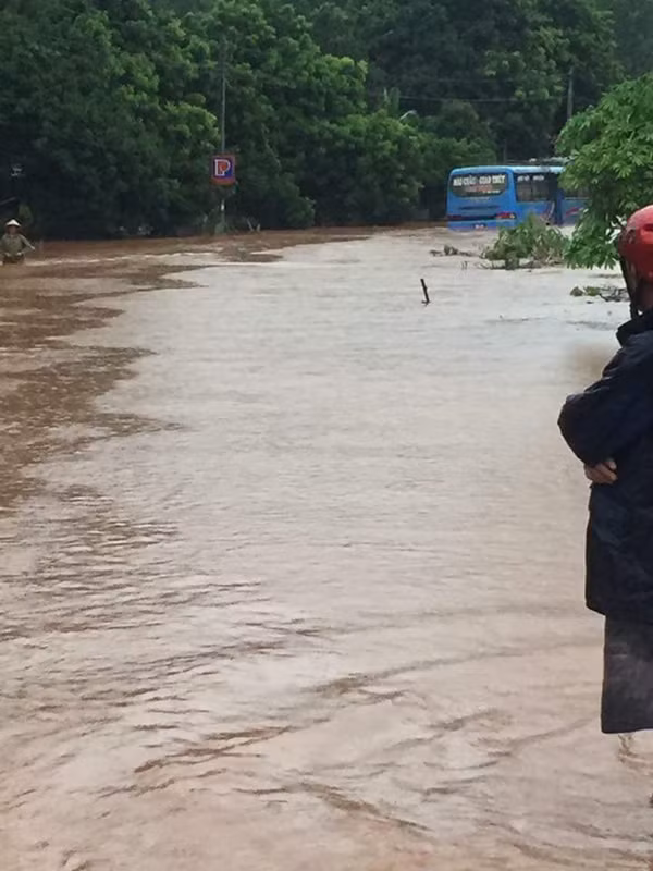 Tại xã Xăm Khòe (huyện Mai Châu, tỉnh Hòa Bình), mưa lớn gây lũ quét, nước lũ dâng lên rất nhanh, chảy xiết khiến nhiều đoạn đường quốc lộ bị ngập lụt, các phương tiện tham gia giao thông gặp nhiều khó khăn.
