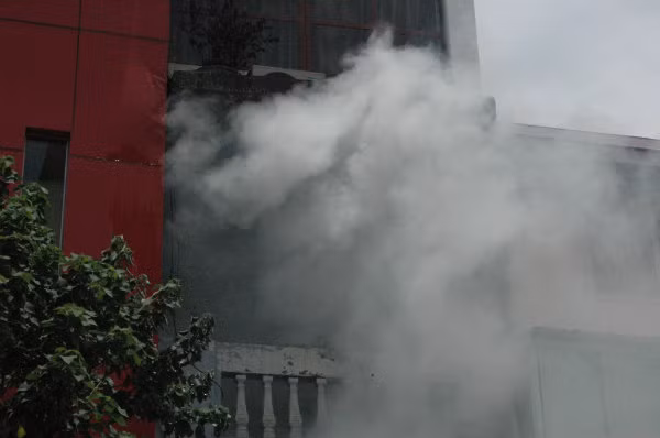 Vụ cháy nhà giữa trưa xảy ra vào khoảng 12h ngày 10/8, tại ngôi nhà số 211 Lê Duẩn, phường Nguyễn Du, quận Hai Bà Trưng, Hà Nội.