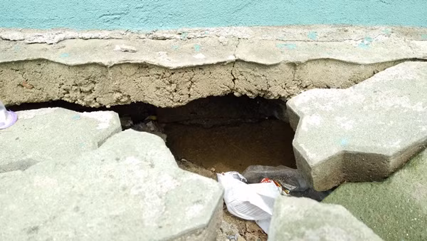 Nhiều chỗ sụt lún có độ sâu đến khoảng 60cm.