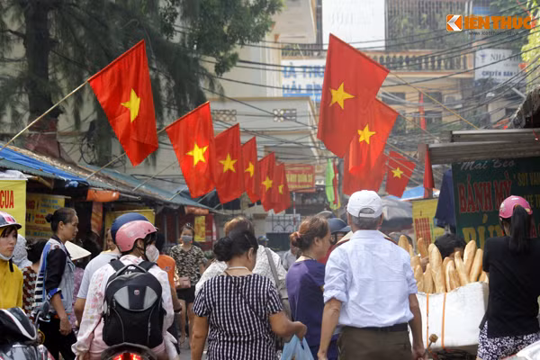 Những ngày này, hòa chung không khí tưng bừng của cả nước chào mừng kỷ niệm 71 năm ngày Quốc khánh nước Cộng hòa xã hội chủ nghĩa Việt Nam (2/9/1945-2/9/2016), tại nhiều tuyến phố, con ngõ của Hà Nội, cờ đỏ sao vàng tung bay rực rỡ.
