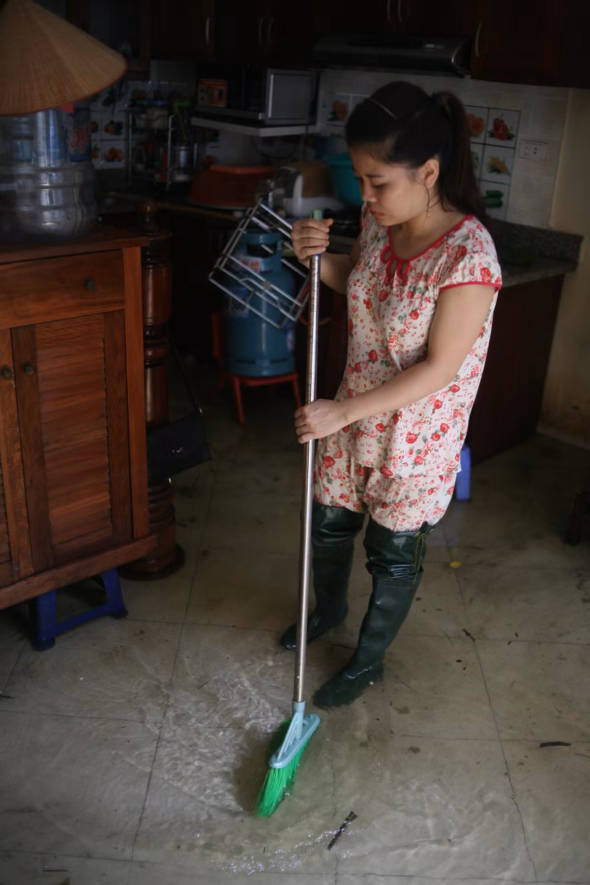 Chị Thu (người dân) cho biết: "Do nước ngập vào sâu trong nhà nên ngày nào cũng phải dùng chổi quét, đẩy được phần nào nước ra ngoài tránh mùi hôi thối. Mấy hôm trước, nhiều gia đình còn bị ngập cao hơn mép bàn uống nước nên cuộc sống rơi vào cảnh vô cùng khổ sở đã phải sơ tán đi nơi khác".