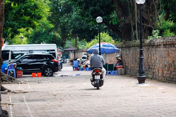 Theo chia sẻ của một số người dân xung quanh khu vực, không chỉ có người đi đường kéo nhau đến Văn Miếu Quốc Tử Giám chơi trò Pokemon Go rất đông mà còn có cả nhiều người sống gần đấy, là nhân viên văn phòng cũng "nghiện" trò chơi ảo này. "Có người làm nhân viên văn phòng sống ở đây ra bắt Picachu từ lúc 5h sáng. Đến tầm 6h, 6h30 sáng thì đi về để kịp thời gian đến nơi làm việc", một người dân chia sẻ.