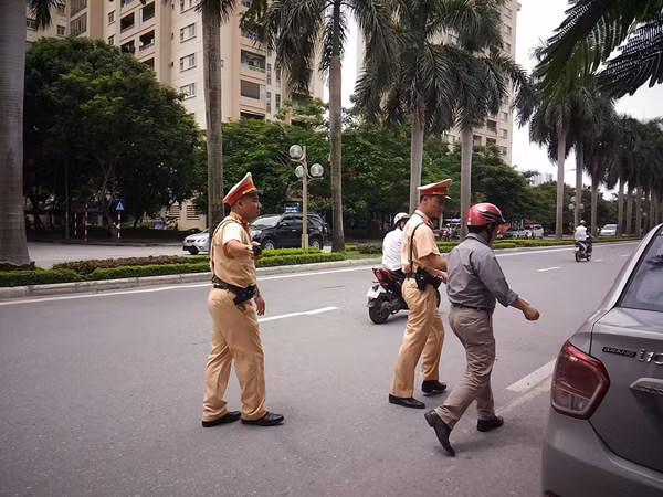 Điều đáng nói, trong buổi trưa ngày ra quân, Đội CSGT Số 6, Công an TP Hà Nội gặp phải rất nhiều trường hợp "ma men" vi phạm nồng độ cồn cao điều khiển phương tiện nhưng chống đối cảnh sát.