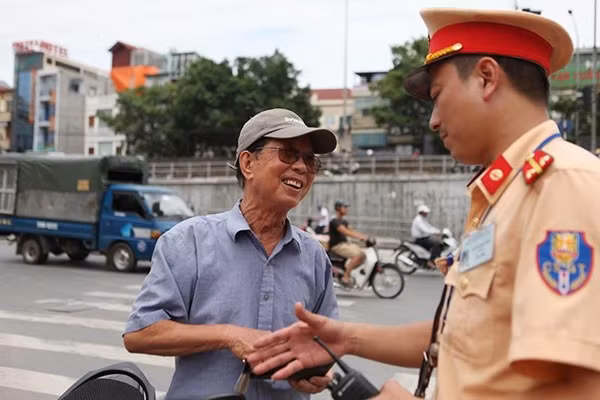 Trong khi đó, một số trường hợp người dân lớn tuổi được CSGT Hà Nội nhắc nhở đã tươi cười nhận sai và hứa không tái phạm.