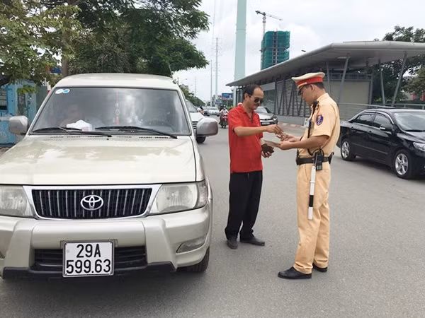 Uong hai coc bia bi phat 17 trieu dong, tuoc bang lai