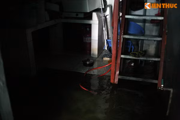 Nhiều đồ đạc, vật dụng của người dân phía bên trong nhà phải sơ tán đi chỗ khác hoặc đặt lên chỗ cao hơn để tránh nước ngập.