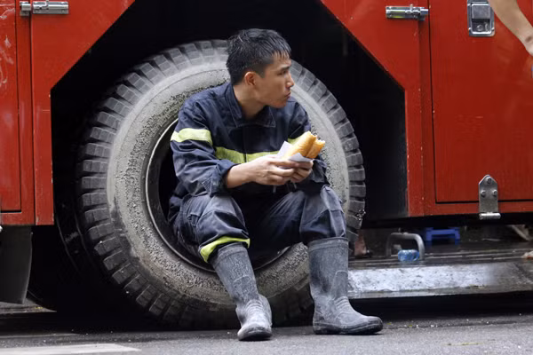 Lực lượng cứu nạn phải ăn tạm chiếc bánh mỳ để lấy sức.