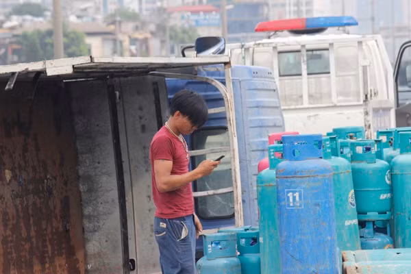 Rất may, thời điểm xảy ra tai nạn, tài xế Toan đã kịp thoát nạn và chỉ bị thương nhẹ. Tuy nhiên, anh này vẫn chưa hết hoảng sợ và liên tục tìm cách liên lạc với công ty đến phối hợp với lực lượng chức năng xử lý vụ việc.