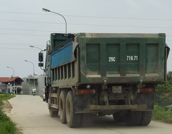 Ha Noi: Xe qua tai “bam nat” duong de Yen Nghia-Hinh-3