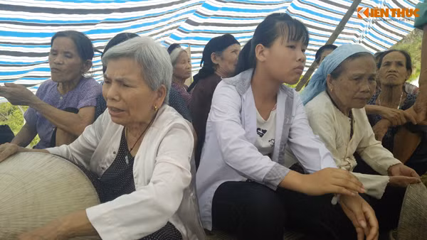 Người dân núi Thoong (có cả người già, trẻ em và nam nữ thanh niên) túc trực cả ngày lẫn đêm dưới chân núi.