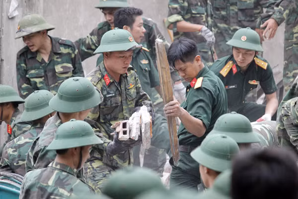Ngay sau khi xảy ra vụ việc sập nhà 4 tầng ở Hà Nội, gần 100 người gồm bộ đội công binh Quân khu Thủ đô, cảnh sát phòng cháy chữa cháy, cứu hộ cứu nạn, công an quận, thành phố... đã khẩn trương có mặt tại hiện trường, nhanh chóng tìm kiếm các nạn nhân bị mắc kẹt trong đống đổ nát.