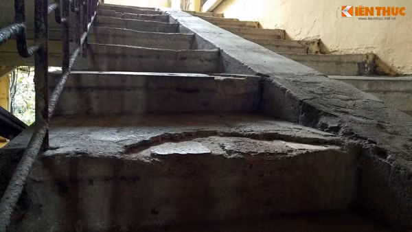 Cầu thang bong tróc các hết các phần vôi vữa, các thanh sắt chắn thì hoen rỉ sắp gãy.