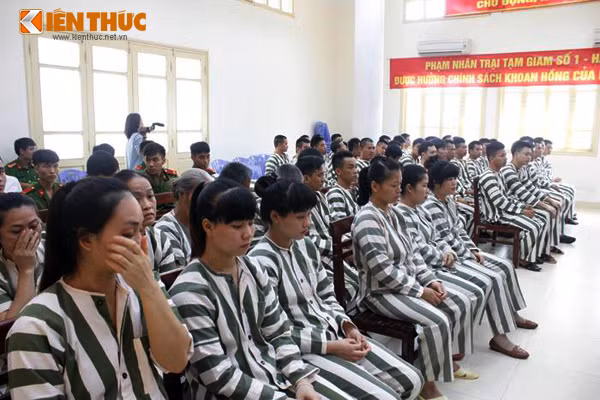Lãnh đạo Trại tạm giam số 1, Công an TP Hà Nội cho biết, thực hiện chính sách khoan hồng của Đảng, Nhà nước, truyền thống nhân đạo của dân tộc ta, nhân kỷ niệm 71 năm Quốc khánh nước Cộng hòa xã hội chủ nghĩa Việt Nam, Trại tạm giam số 1 đã giảm án cho 82 phạm nhân, trong đó có 26 người được tha tù trước thời hạn.