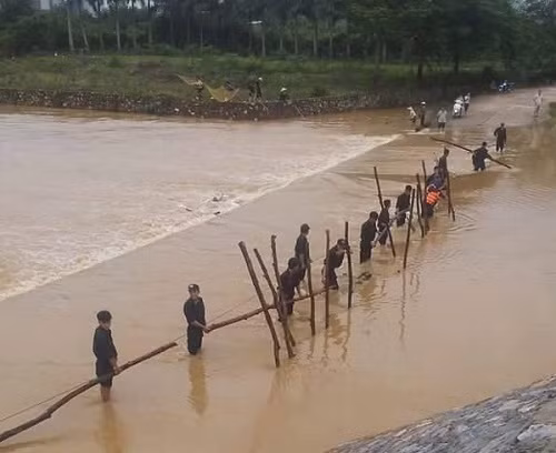 Công an huyện Lương Sơn giăng lưới sắt, đóng cọc sào để tìm kiếm các nạn nhân.