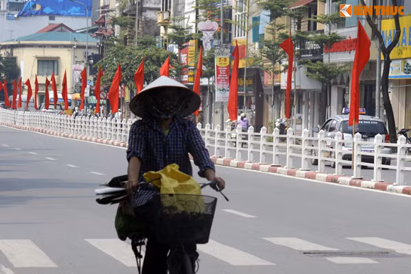 Cờ đỏ tung bay rực rỡ trên phố Tôn Đức Thắng.