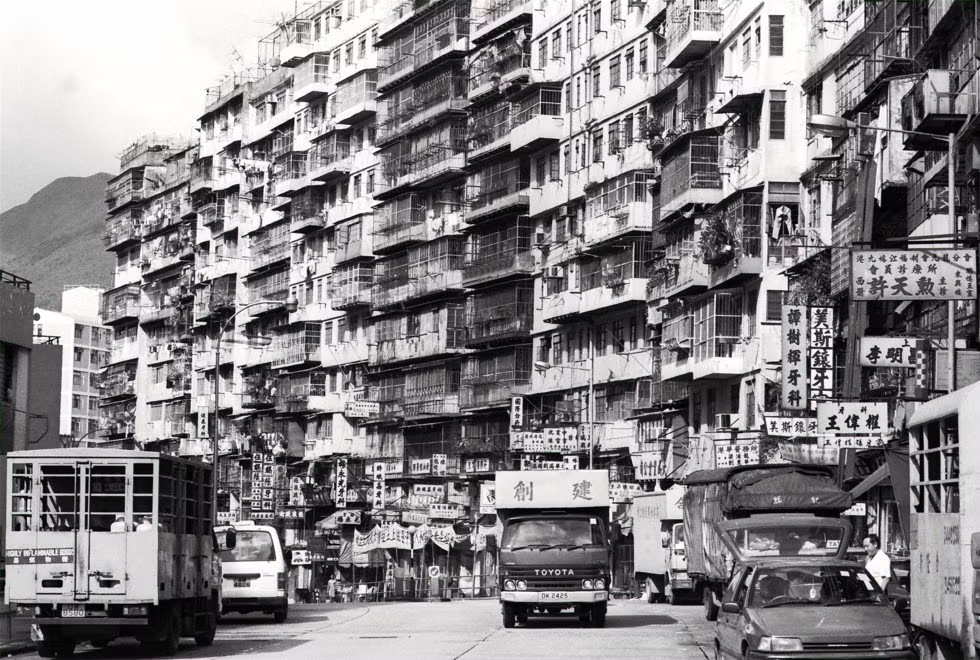 Dù nằm tại Hong Kong, Kowloon về mặt pháp lý lại là một doanh trại của Trung Quốc. Khu đô thị trở thành một vùng đất mà cả chính quyền Hong Kong, khi đó thuộc thực dân Anh, và chính quyền Trung Quốc đều không muốn quản lý. Nơi này rơi vào tình cảnh đứng ngoài vòng pháp luật. Ảnh: South China Morning Post.