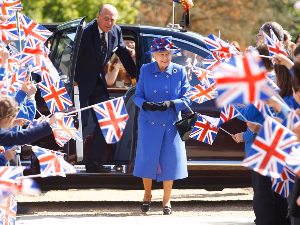 Nữ hoàng Elizabeth II chưa từng đi bỏ phiếu. Bởi theo quy định, bà phải giữ thái độ trung lập trong các vấn đề chính trị và "không thể bỏ phiếu hay tranh cử". 