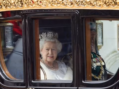 Nữ hoàng Elizabeth II không cần thi đỗ bất cứ kỳ thi lái xe nào. Mặc dù tất cả bằng lái xe ở Anh đều được cấp phép dưới tên của Nữ hoàng nhưng bà không cần tấm bằng nào cả. 