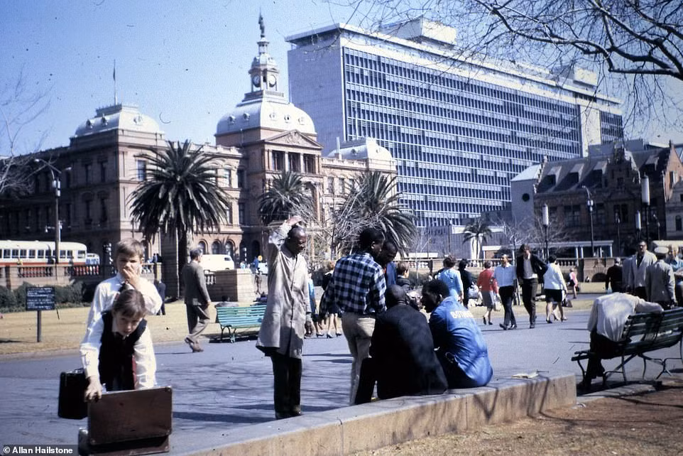 Cảnh đông đúc tại một công viên ở Pretoria, Nam Phi, ngày 12/8/1970. "Tôi nhận thấy người dân Nam Phi thông minh và lịch sự. Ở Cape Town, nam giới thường chơi đánh cờ trên đường phố. Khách sạn nơi tôi ở khá sang trọng mà giá thuê rẻ", Allan kể lại trải nghiệm khi tới thăm đất nước Nam Phi.