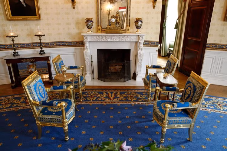 Đồ nội thất được đưa trở về Phòng Lam (Blue Room) của Nhà Trắng ở thủ đô Washington.