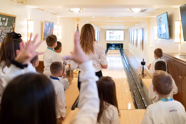 Phu nhân của Tổng thống Mỹ Donald Trump cũng đã cho "cải tạo" sàn chơi bowling trong Nhà Trắng có từ thời cựu Tổng thống Nixon.