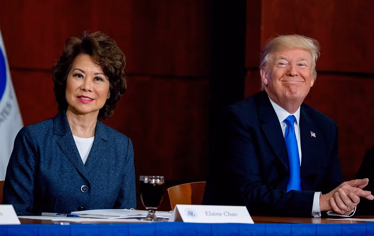 Ngày 29/11/2016, Tổng thống Trump (phải) đã chỉ định bà Elaine Chao giữ chức Bộ trưởng Bộ Giao thông Mỹ. Bà được Thượng viện Mỹ phê chuẩn chức vụ này ngày 31/1/2017 với tỉ lệ đồng thuận rất cao (93 phiếu thuận và 6 phiếu chống). Ảnh: The Nation.