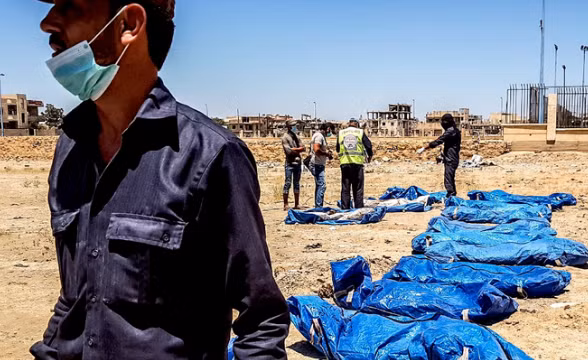 "Một ngôi mộ tập thể mới được phát hiện ở khu Harreh al-Badou, thành phố Raqqa, chứa hơn 15 thi thể người", tờ Zaman al-Vasl dẫn lời người đứng đầu đội cứu hộ dân sự ở Raqqa Yasser al-Khamis cho hay. Ảnh: RT.