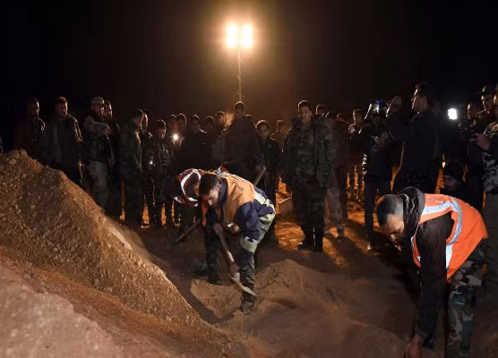 "Gần 700 thi thể đã được nhận dạng", ông Yasser al-Khamis cho biết thêm. Ảnh: National.