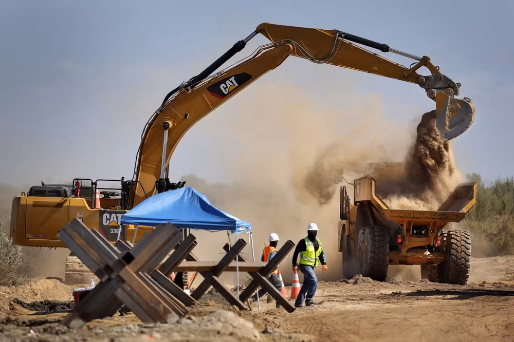 Trang thiết bị máy móc được sử dụng trong quá trình xây dựng bức tường biên giới Mỹ-Mexico ở Yuma ngày 10/9