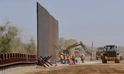 Theo AP, một đoạn của bức tường biên giới Mỹ-Mexico cao chót vót đang được xây dựng ở khu vực phía nam Yuma, bang Arizona, nhằm ngăn chặn dòng người nhập cư trái phép đổ vào Mỹ. (Nguồn ảnh: AP)