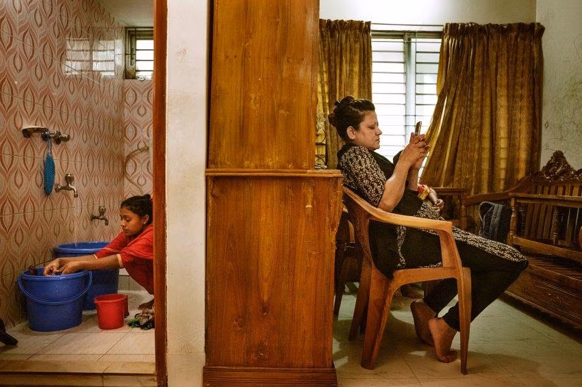 Kết quả là bộ ảnh của Giannattasio chỉ toàn các bé gái. "Các cô bé này bị đối xử như đồ vật, như một bộ phận của những món đồ nội thất", nhiếp ảnh gia nói và cho biết thêm chủ yếu các nữ chủ nhà là người ngược đãi lao động trẻ em.