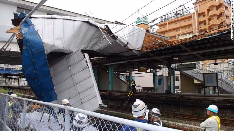 Trong số các nạn nhân thiệt mạng có một phụ nữ khoảng 50 tuổi ở Setagaya, Tokyo, và một cụ ông 87 tuổi tử vong do cây đổ vào người khi đang dọn dẹp tại vùng núi ở Otaki, tỉnh Chiba. Ảnh: CNN.