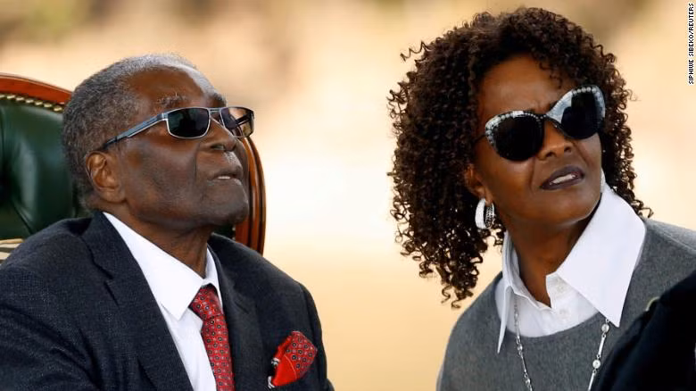 Trong gần 4 thập kỷ cầm quyền (1980-2017), ông Mugabe và gia đình điều hành Zimbabwe như thể đất nước này là tài sản của riêng họ. Ảnh: CNN.