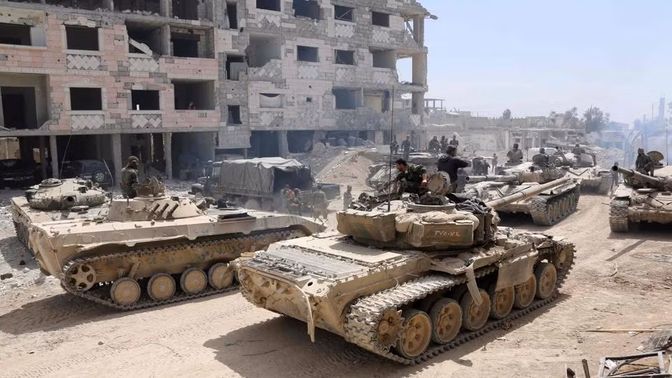 Theo một nguồn tin quân sự ở Hama, Quân đội Syria đã oanh kích dữ dội căn cứ của phiến quân HTS tại thị trấn Al-Naqir, Kafr Nabl, Kafr Sijnah, Ma’ar Tahrouma, Hazarin, và Rakaya. Ảnh: HT.