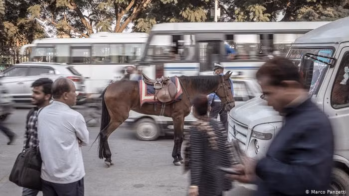 Nửa thế kỷ trước, thủ đô Kathmandu chỉ là một thị trấn với khoảng vài trăm cư dân. Nhưng hiện tại, nơi này đã trở thành một đô thị với 3 triệu người. Nếu không có kế hoạch hợp lý, đô thị hoá có thể vượt ngoài tầm kiểm soát. Tuyến đường Kanti chính của thành phố đang bị "bao trùm" bởi khói thải.