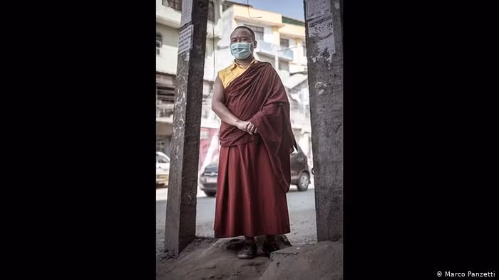 "Tôi từng tới Kathmandu hồi nhỏ nhưng không khí hồi đó không tồi tệ. Khi trở lại đây vào năm 2015, tôi không thể chịu được bầu không khí", Pasang Thunglu, một thầy tu 29 tuổi, cho hay.