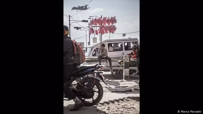 Đối với thanh niên bán hàng trên một con đường đông đúc ở Kathmandu này, khói bụi chính là một mối nguy hiểm trong nghề nghiệp của anh.